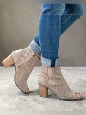 Toms Majorca Tan Laser Cut Perforated Suede Ankle Boots Womens size  8.5